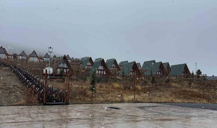 Sivasın yüksek kesimlerinde yağmur, yerini kar yağışına bıraktı