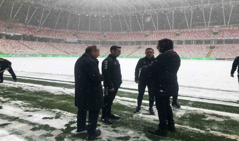 Sivasspor - Kasımpaşa maçının hakemi Burak Pakkan stadyum zeminini inceledi