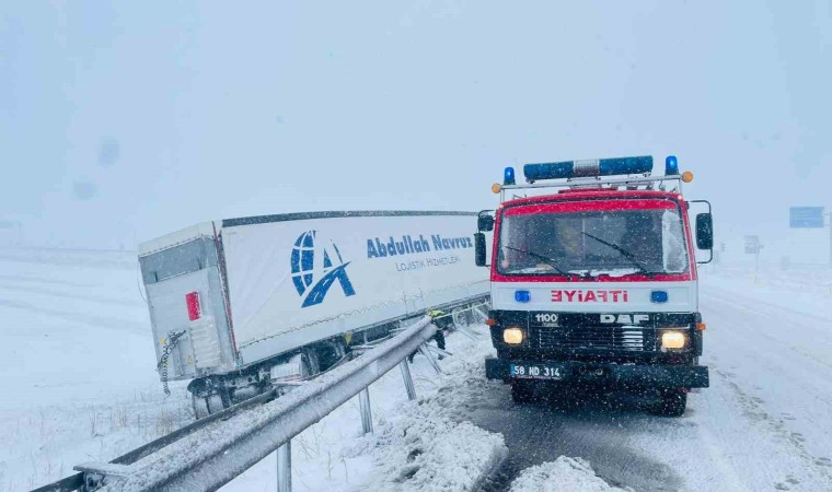 Sivasta kar ve kuvvetli fırtına kazayı da beraberinde getirdi: 1 yaralı