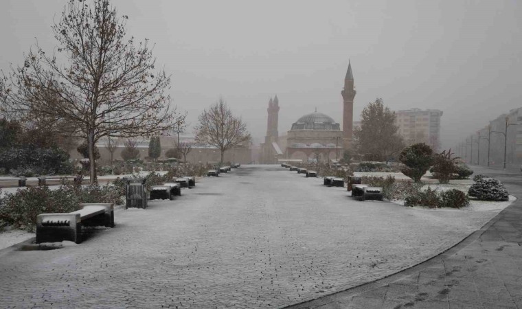 Sivasta özlenen kar kent merkezine düştü, sürücüler hazırlıksız yakalandı