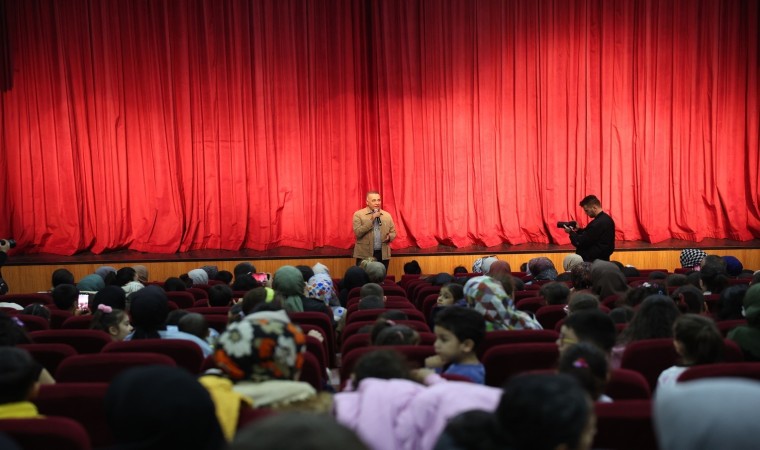 Sultangazi Belediye Başkanı Dursun, tiyatro izleyen çocukların mutluluklarına ortak oldu