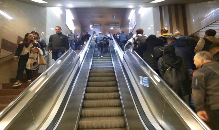 Taksim Metrosunda yürüyen merdiven ve çalışmayan asansör çilesi sürüyor