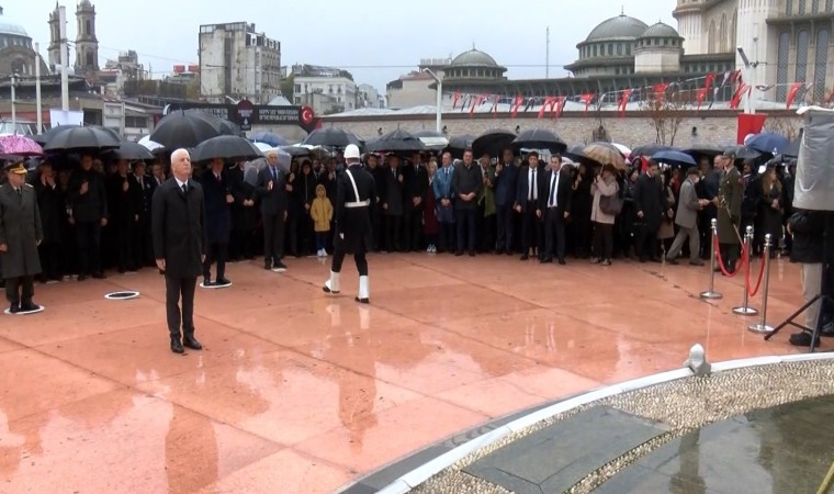 Taksim Meydanında Atatürk anması