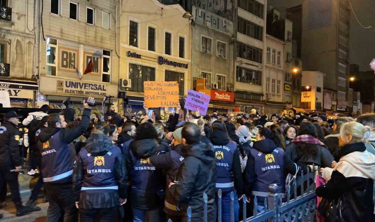 Taksimde izinsiz gösteri yapmak isteyen eylemciler, polise biber gazı ve boya sıktı