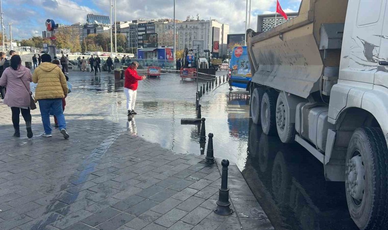 Taksimi su bastı, vatandaşlar yürümekte güçlük çekti