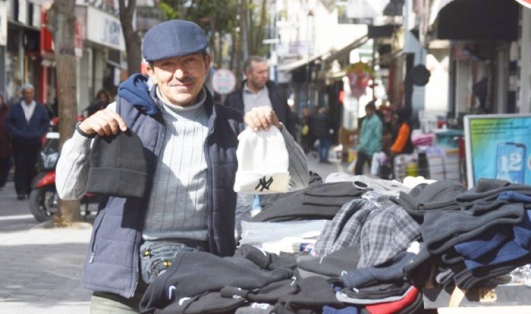 Tavşanlıda kışlık giysiler tezgahlarda yerini almaya başladı