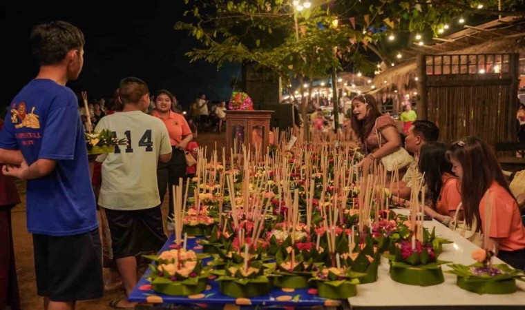 Tayland Yüzen Fener Festivali ile renklendi