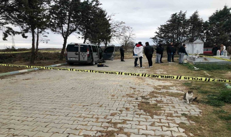 Tekirdağda iki kuzen mezarlıkta park halindeki araçta ölü bulundu