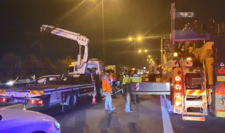 TEM Otoyolunda bariyerlere çarparak parçalanan araçtan sürücü sağ çıktı