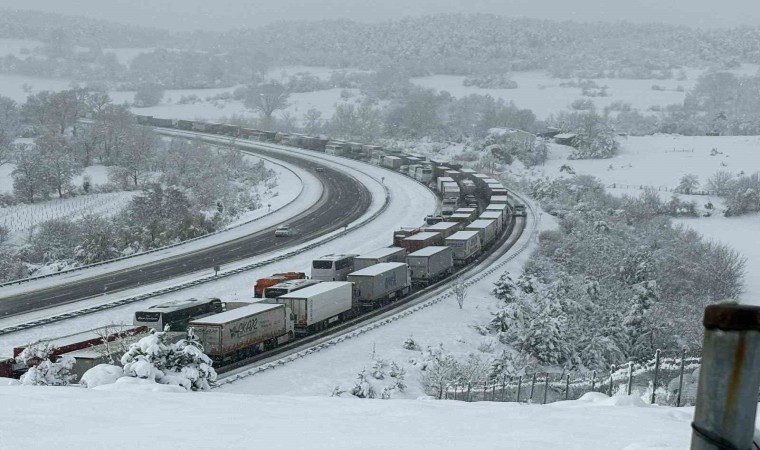 TEMde trafik durdu, maddi hasarlı kazalar yüzünden yol tıkandı