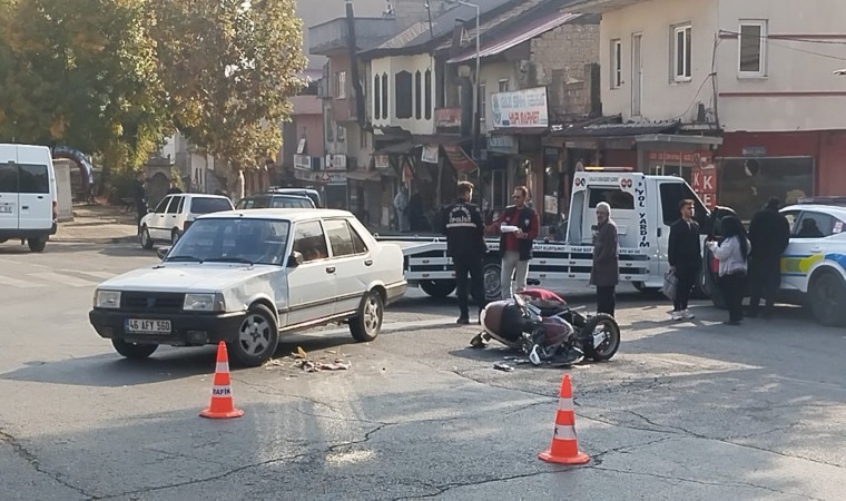 Ters yönden gelen otomobil motosiklete çarptı: 1 ölü