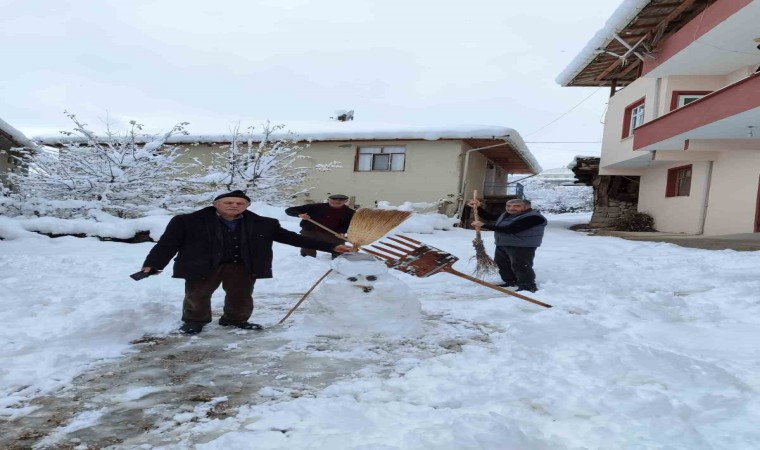 Tokatta köy halkı kar yağışını türkülerle karşıladı