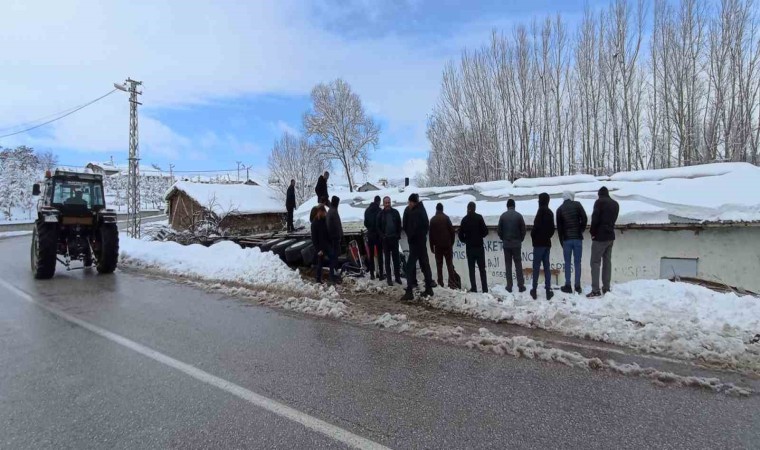 Tokatta tır evin bahçesine devrildi: 1 yaralı