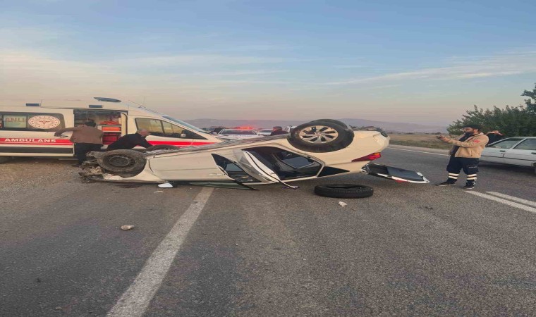 Toprak yığınına çarpan otomobil takla attı