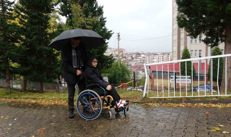 Torununa ayak oluyor, arkadaşlarına öğretmen