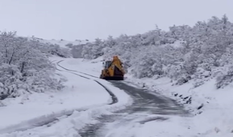 Tuncelide bin 446 kilometrelik yolda karla mücadele