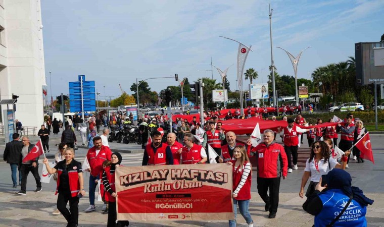 Türk Kızılaydan bayrak yürüyüşü