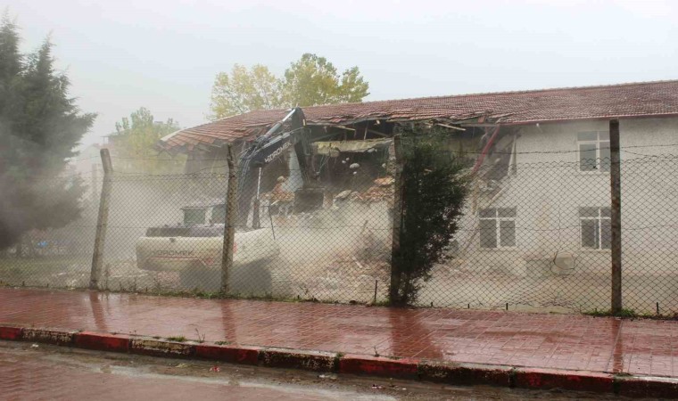 Türkelinin ilk lisesi olan 60 yıllık okulun yıkımına başlandı