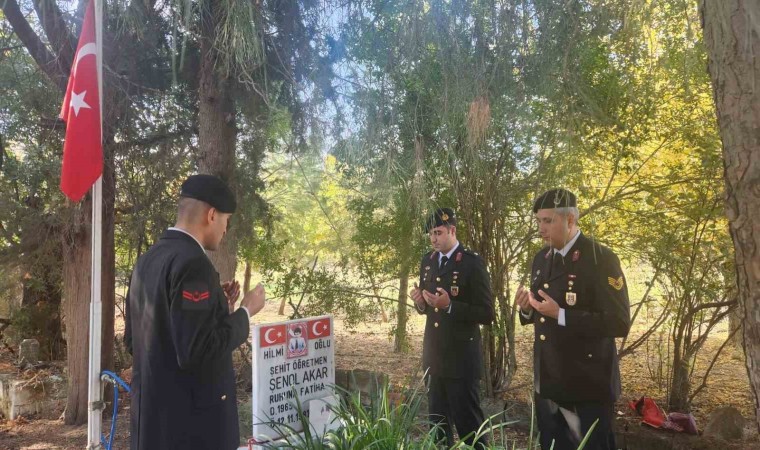 Türkiyenin ilk şehit öğretmeni mezarı başında anıldı