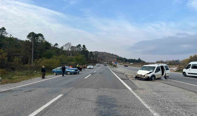 U dönüşü yapan otomobil hafif ticari araçla çarpıştı: 6 yaralı