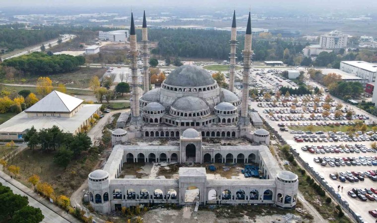 Uludağ Üniversitesindeki cami ve külliye inşaatı yükseliyor