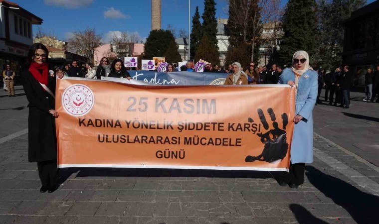 Uşakta kadına yönelik şiddete karşı farkındalık etkinliği düzenlendi