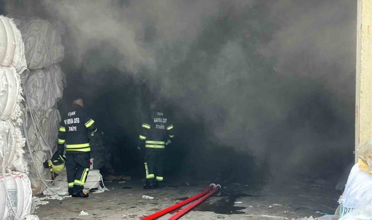 Uşakta tekstil fabrikasında çıkan yangın söndürüldü