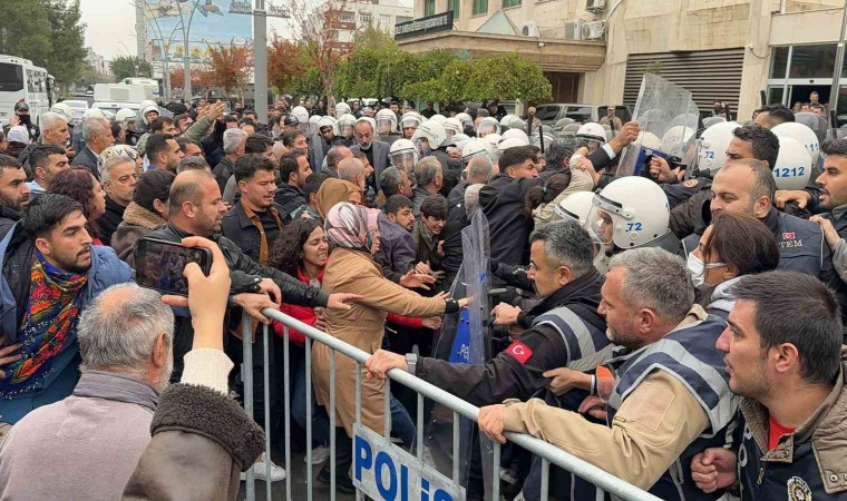 Vali çık lan buraya diyen gösterici gözaltına alındı