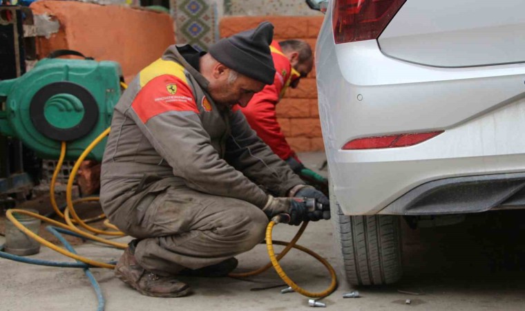 Vandaki oto lastikçilerde hareketlilik başladı