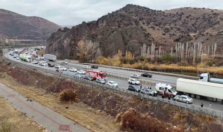 Yağmurla gelen kazalar: Düğün konvoyundaki otomobil bariyere çarptı, 5 kişi yaralandı