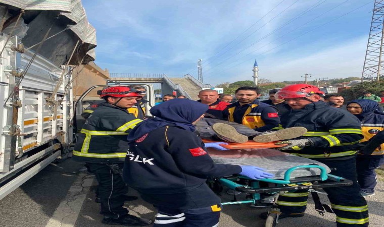 Yalovada kamyonet kamyona arkadan çarptı: 1 yaralı