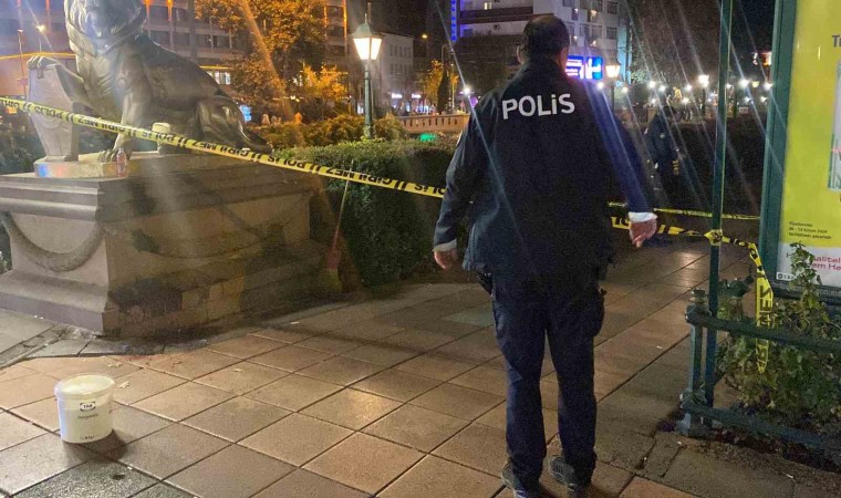 Yanlış anlaşılma yüzünden cadde ortasında bıçaklanan genç ağır yaralandı