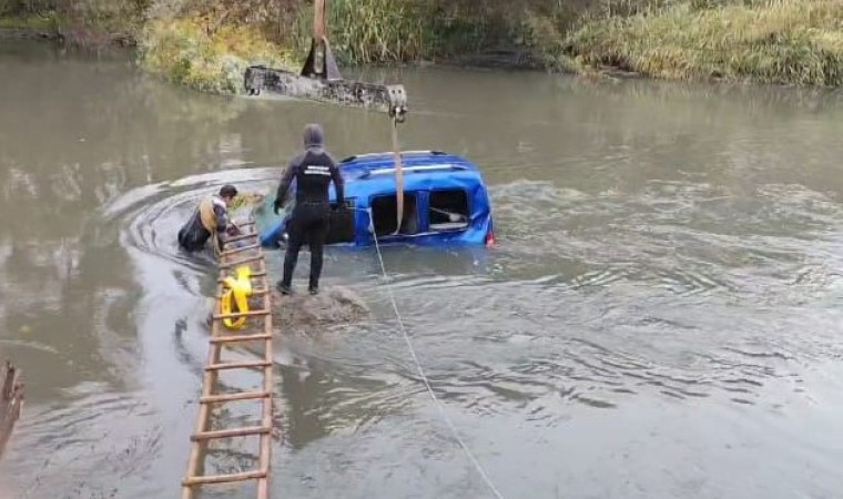 Yeşilırmak Nehrine düşen aracı ekipler çıkardı