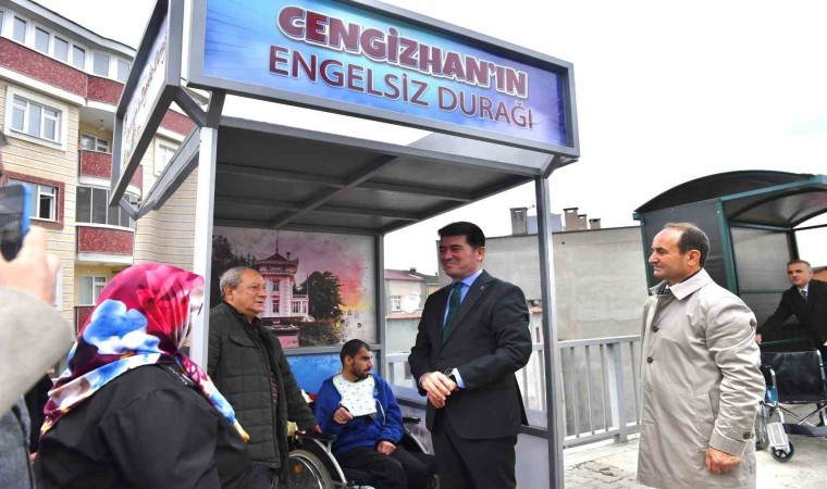 Yol kenarında araçları izlemeyi seven engelli Cengizhan için ‘Cengizhanın Engelsiz Durağı isimli durak yapıldı