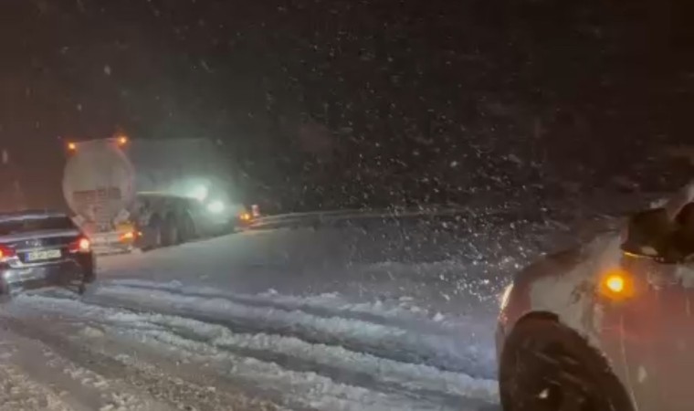 Yolda kalan tırlar emniyet şeridine alındı, trafik açılmaya başladı