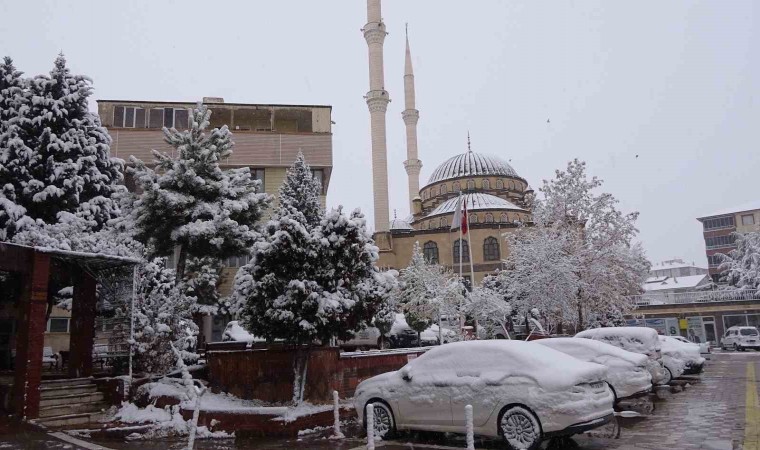 Yozgatta yılın ilk kar yağışı kenti beyaza bürüdü