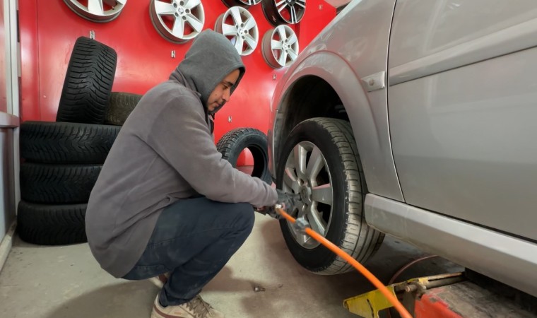 Yüksekovada havalar soğudu, sürücüler lastik değişimine başladı