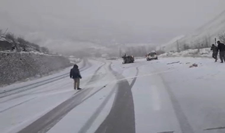 Yüksekovada iki araç kafa kafaya çarpıştı: 4 yaralı