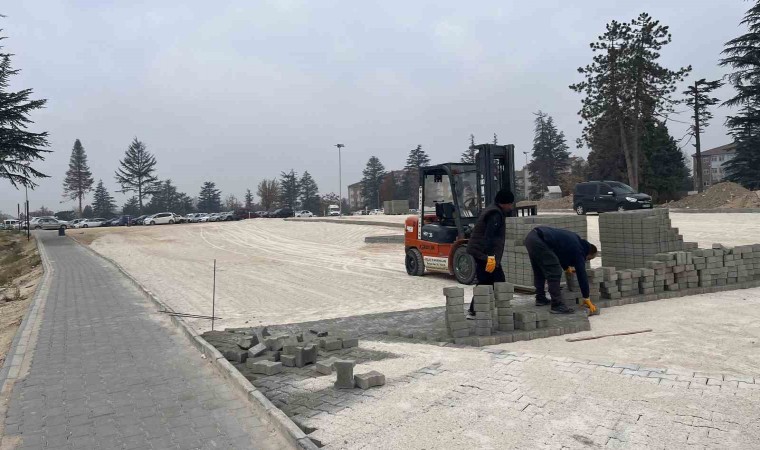 Yunus Emre Devlet Hastanesinin otoparkında yenileme çalışması yapılıyor