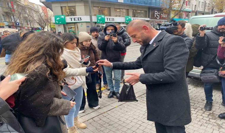 Zafer Partisi Eskişehir İl Başkanlığından kadınlara yasaklı biber gazı ikramı