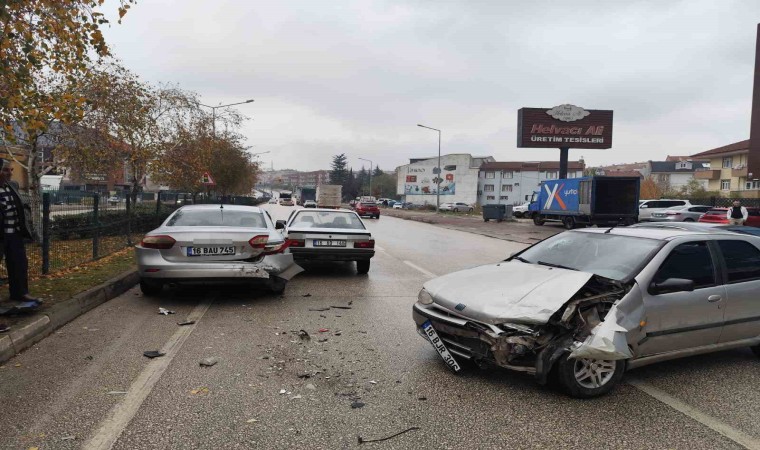 Zincirleme kazada 1i bebek 3 kişi yaralandı