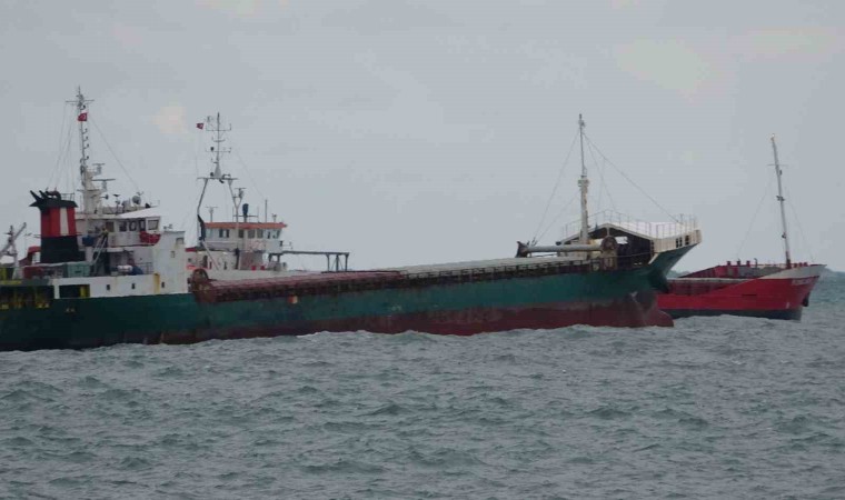 Zonguldakta yük gemileri denizde adeta beşik gibi sallandı