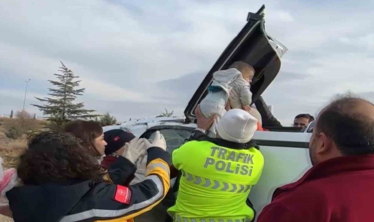 10 aylık bebek kaza yapan araçtan böyle kurtarıldı