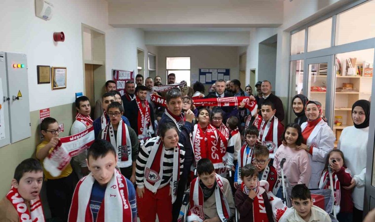 1965 Samsunspor Derneğinden özel öğrencilere atkı ve polar