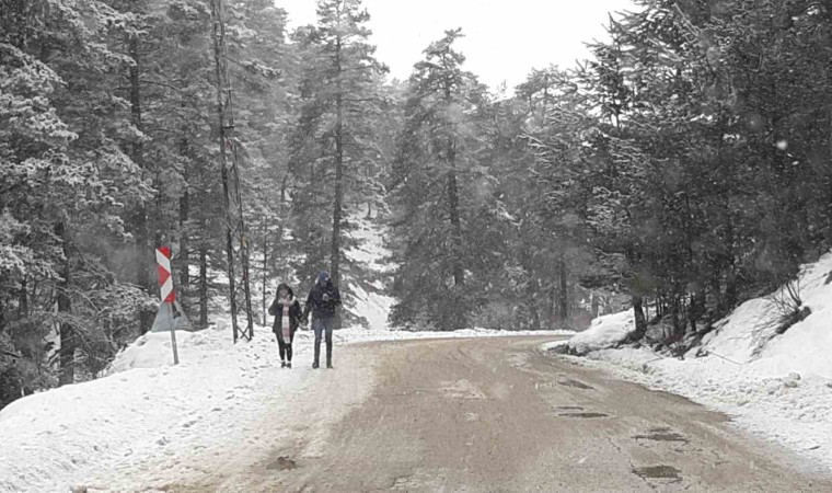 Abant Gölü Milli Parkında kar yağışı başladı