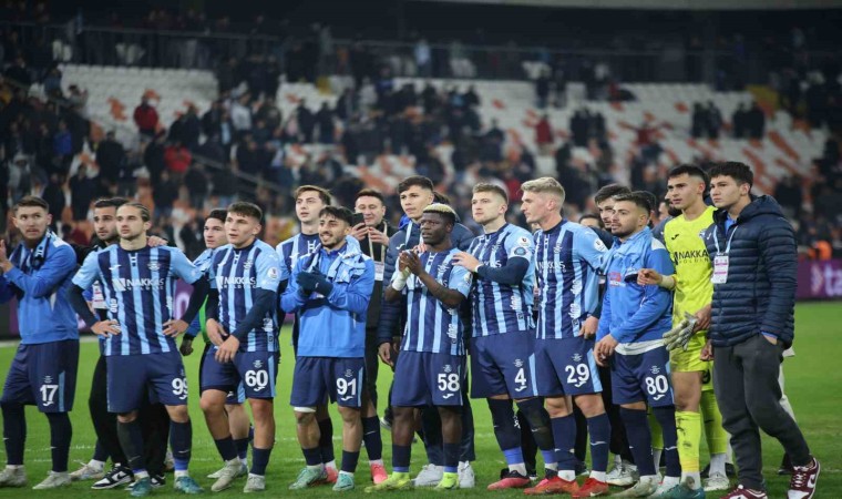 Adana Demirspor ilk galibiyetini coşkuyla kutladı