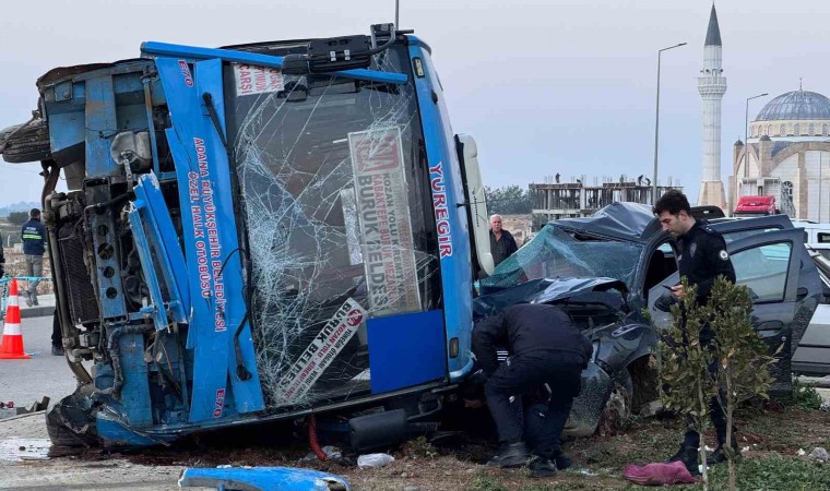 Adanada yolcu midibüsü ile cip çarpıştı: 7 yaralı