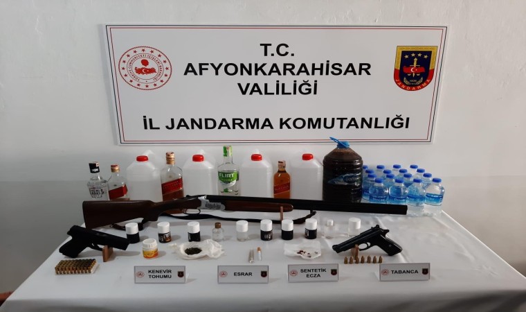 Afyonkarahisarda litrelerce sahte alkol ve uyuşturucu ele geçirildi