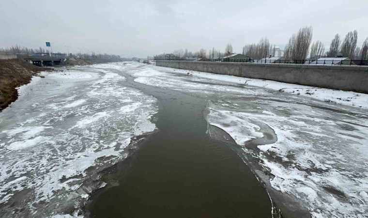 Ağrıda dondurucu soğuklar nedeniyle Murat Nehri buz tuttu