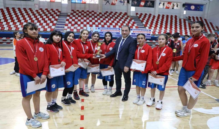 Ağrıda gençler basketbol heyecanı sona erdi